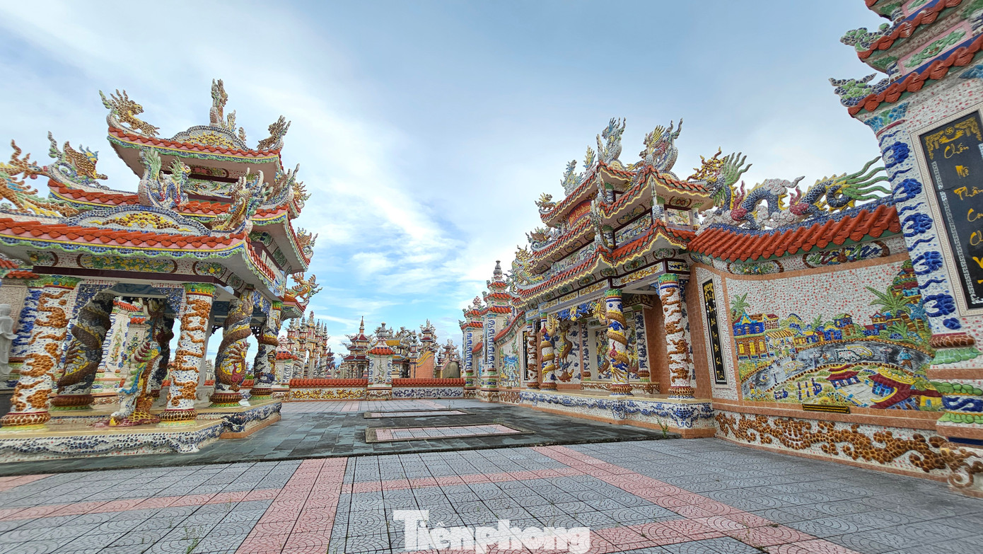 Bên phải và bên trái của bình phong đắp nổi 4 bức tranh nêu ý nghĩa về cuộc đời của đôi vợ chồng già, lòng hiếu thảo của con cháu, tinh thần hướng về quê hương, cha mẹ, tổ tiên của những người con Vinh An xa xứ…