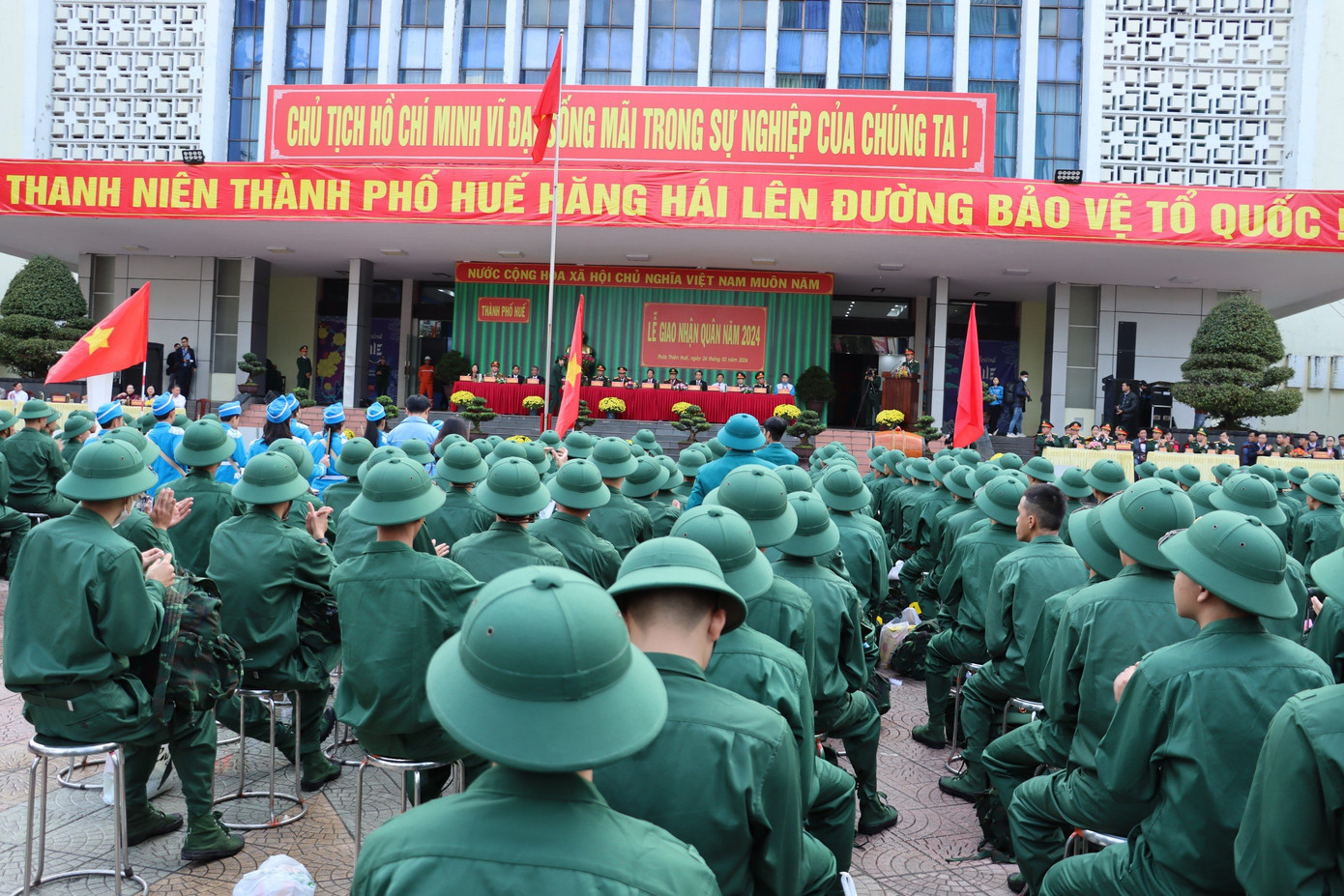 Các tân binh trước giờ phút lên đường nhập ngũ tại điểm giao, nhận quân TP. Huế.