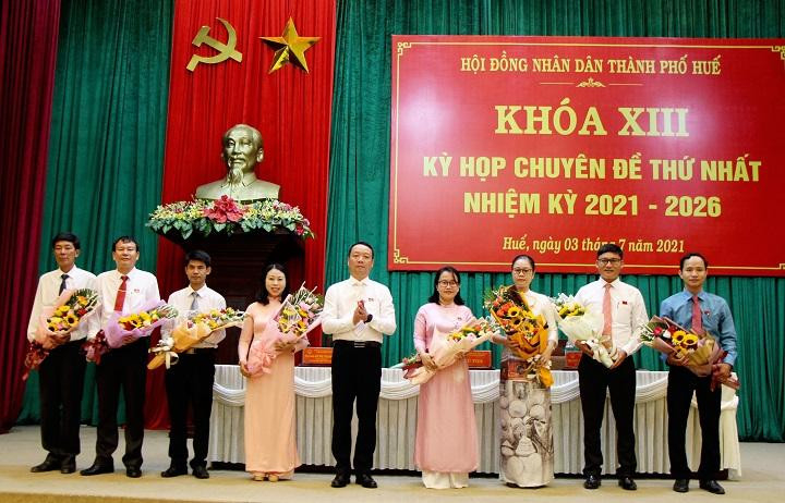 Tặng hoa chúc mừng 8 đại biểu HĐND thuộc các địa phương vừa sáp nhập vào HĐND TP Huế. - Ảnh: Huecity