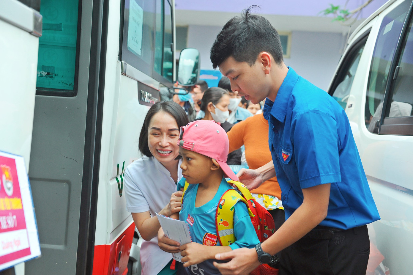 Tận tình đưa các bệnh nhân, người nhà lên xe về quê đón Tết. Tận tình đưa các bệnh nhân, người nhà lên xe về quê đón Tết.