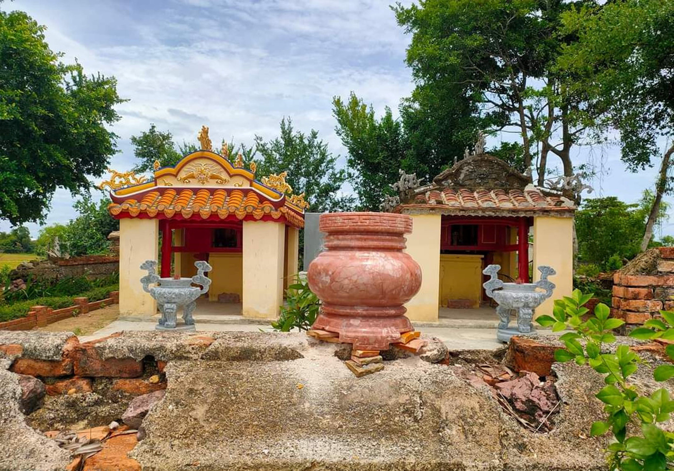 Theo Sở VH-TT TT-Huế, việc đưa phù điêu và bài vị Nguyễn Nhạc, Nguyễn Huệ vào thờ tại Miếu Đôi (phường Thủy Vân) là chưa có cơ sở pháp lý và chưa nhận được sự đồng thuận của người dân, sự thống nhất của chính quyền địa phương.