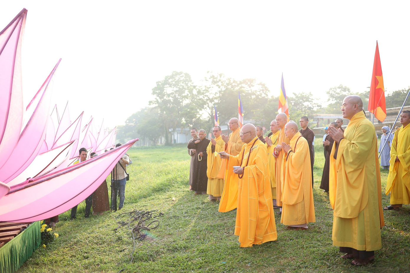 Ngày 12/5 (nhằm mùng 4 tháng 4 Âm lịch), BTC Đại lễ Phật đản PL.2568 tại tỉnh Thừa Thiên-Huế (TT-Huế) tổ chức nghi lễ hạ thủy 7 đóa hoa sen xuống giữa dòng sông Hương, đoạn trước công viên bia Quốc Học (TP Huế).