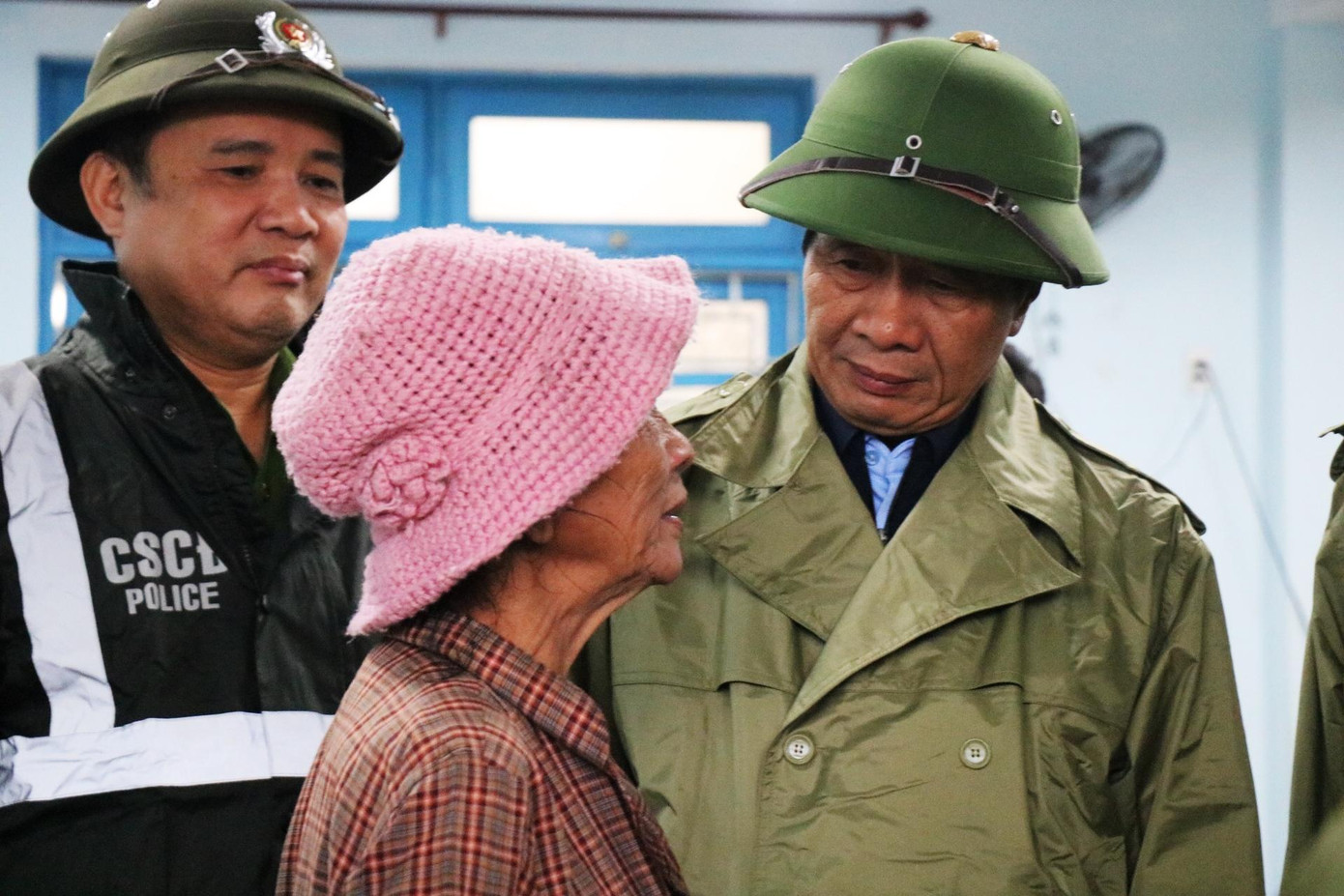 Phó Thủ tướng thăm hỏi, động viên người dân vùng bão Thuận An, TP Huế Phó Thủ tướng thăm hỏi, động viên người dân vùng bão Thuận An, TP Huế