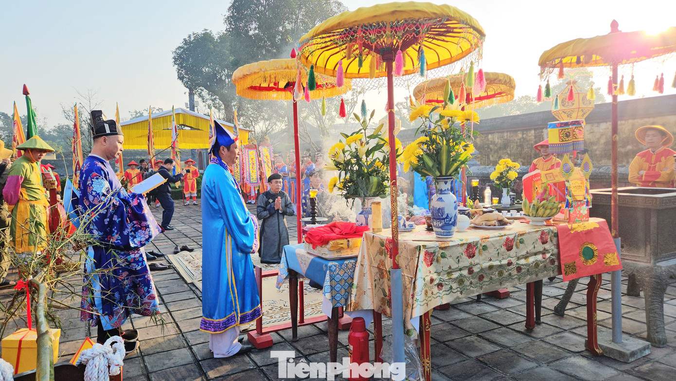 Đây không chỉ là một nghi thức báo hiệu năm cũ sắp qua, năm mới sắp đến mà còn mang ý nghĩa thiêng liêng trong tín ngưỡng dân gian.