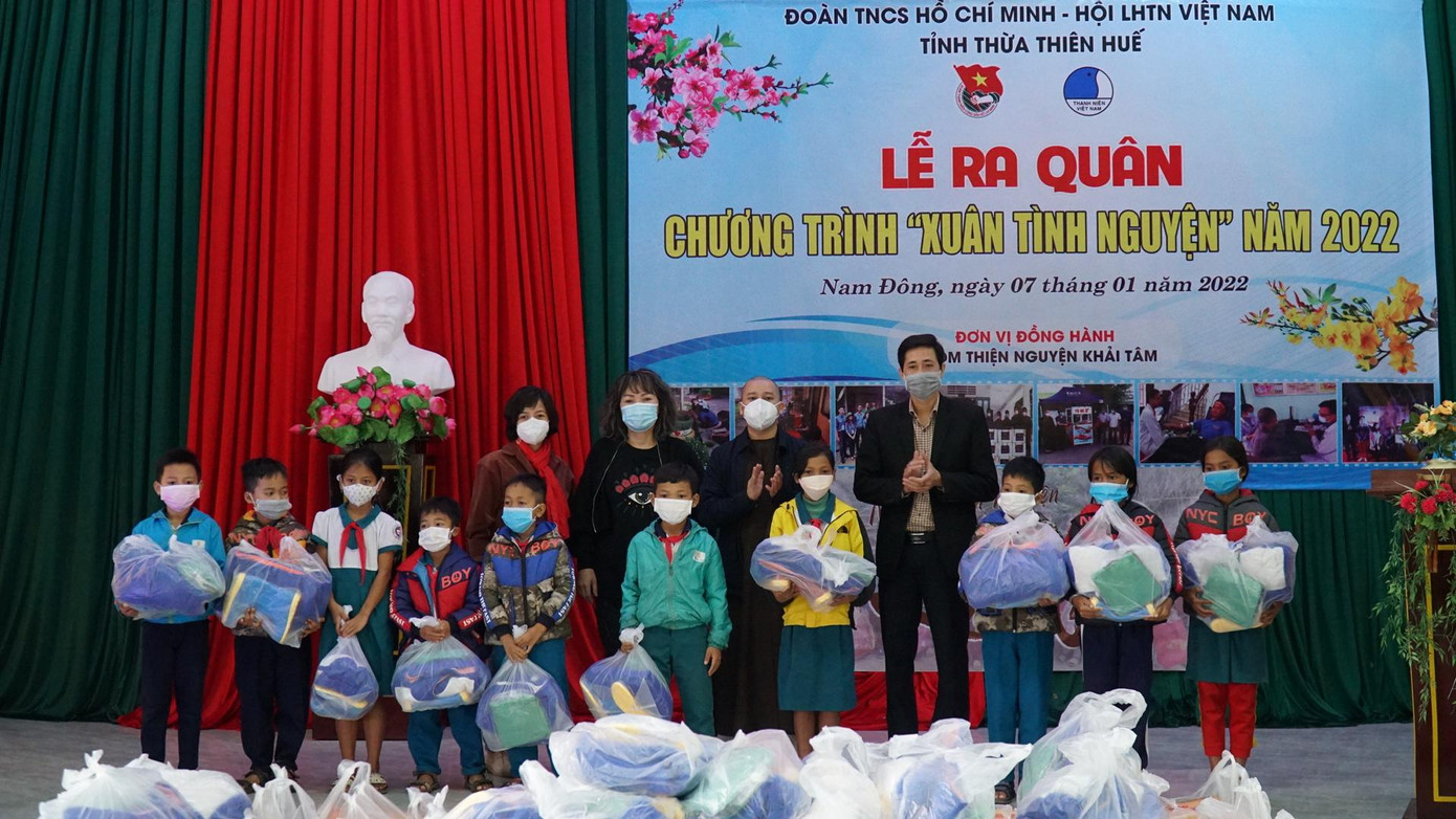 Trao quà cho HS nghèo miền núi TT-Huế Trao quà cho HS nghèo miền núi TT-Huế