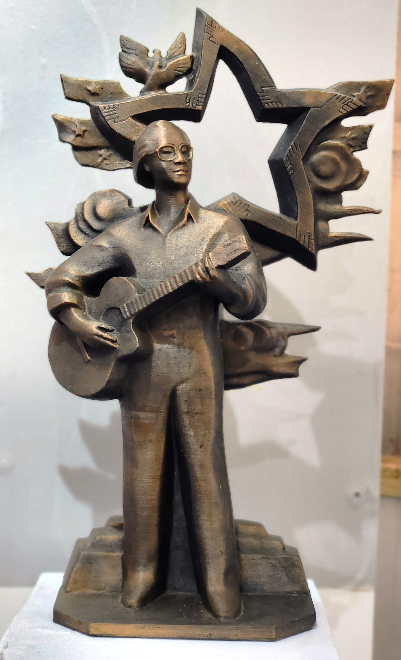 “Ca khúc này được anh sáng tác trong phong trào đô thị đấu tranh yêu nước ở Huế, thể hiện được triết lý, tính cách và hoàn cảnh lịch sử mà anh đã sống qua. Bài hát này thích hợp với Huế nhất bởi khát vọng lớn lao của anh, cũng là của Huế đối với dân tộc”, ông Xuân cho biết.