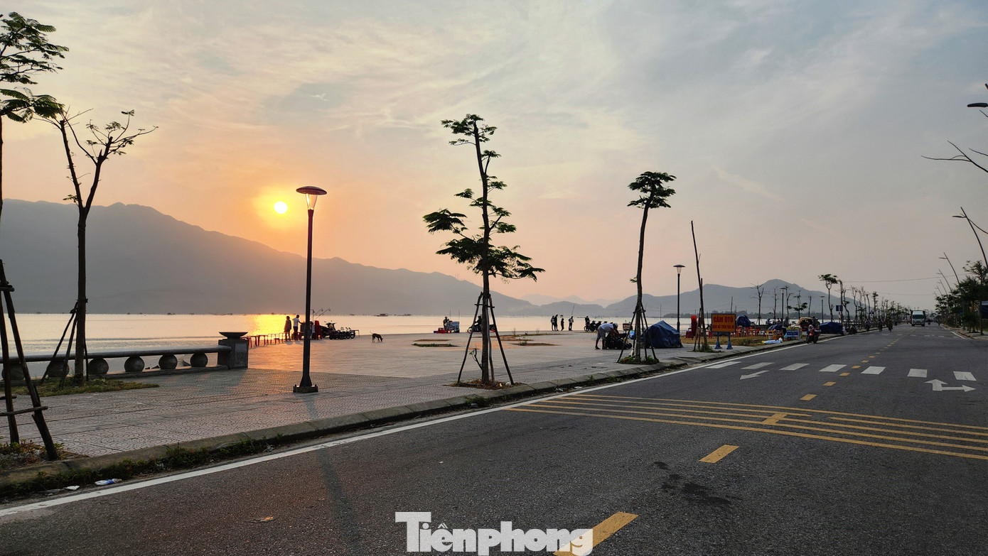 Sau các phố đi bộ ven sông Hương, khu phố Tây và đường Hai Bà Trưng (TP. Huế), tại thị trấn Lăng Cô (huyện Phú Lộc, tỉnh TT-Huế) sẽ có một khu phố đi bộ gắn với phát triển kinh tế đêm, du lịch, dịch vụ, khai thác giá trị vịnh đẹp thế giới và danh thắng đầm Lập An.