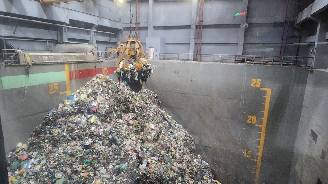 Hiện tại, nhà máy tiếp nhận rác thải thu gom trên các địa bàn TP. Huế, TX. Hương Thủy, Hương Trà; các huyện Phú Vang, Phú Lộc, Nam Đông và Khu công nghiệp Phú Bài… Ảnh: Ngọc Văn