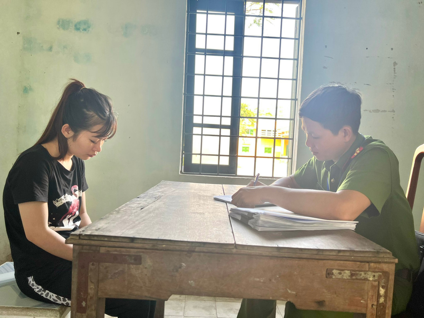 Công an lấy lời khai Nguyễn Thị Anh Thi - đối tượng tàng trữ trên người hơn 2.500 viên ma túy. Ảnh: CACC