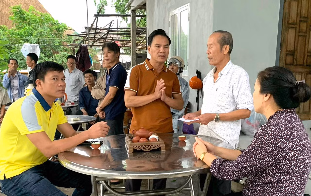 Đại diện cơ quan chức năng thị xã Hương Thủy thăm, động viên, chia buồn cùng gia đình nạn nhân Đặng Văn B.
