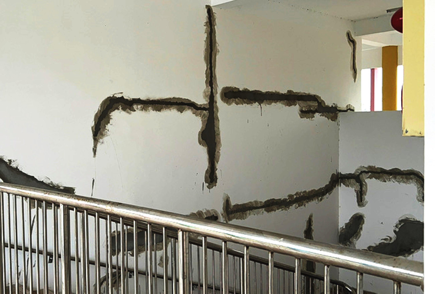 Cận cảnh những vết nứt vừa được vá víu bên trong Trường mầm non Hương Sơ. Ảnh: Q.N Cận cảnh những vết nứt vừa được vá víu bên trong Trường mầm non Hương Sơ. Ảnh: Q.N