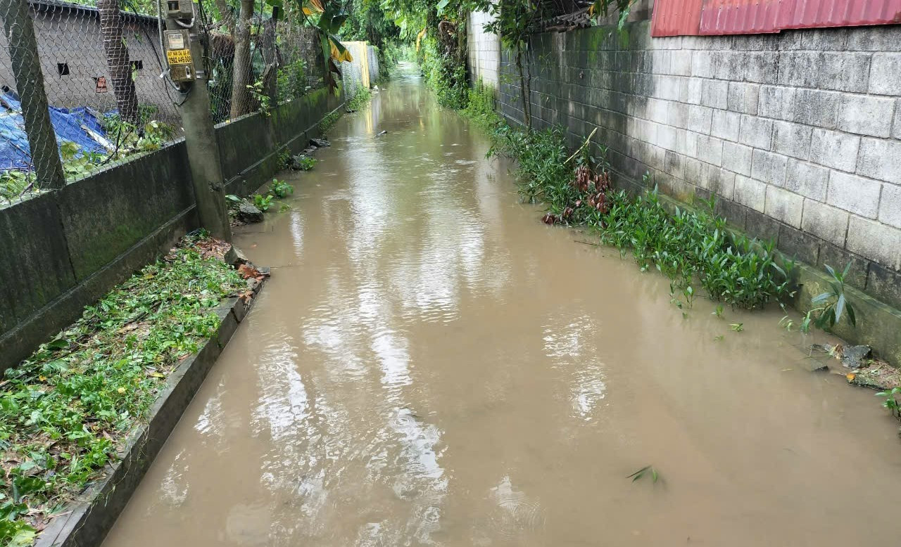 Đường sá tại vùng trũng phường Xuân Phú (thành phố Huế) bị ngập do mưa lớn.