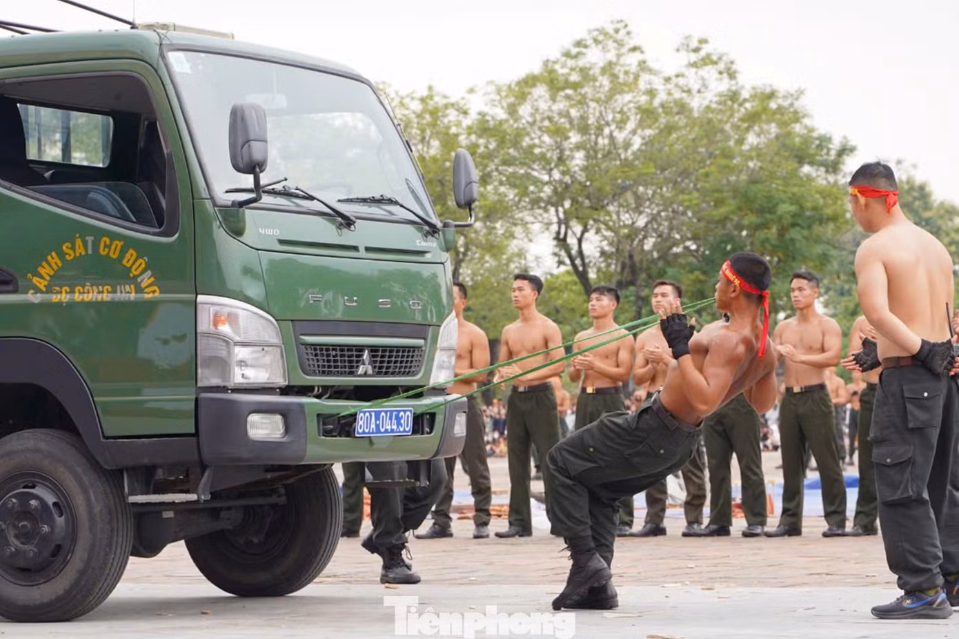 Mãn nhãn các màn biểu diễn khí công của các cán bộ chiến sĩ. Đây là thành quả khổ công tập luyện bằng ý chí quyết tâm cao để vượt qua mọi giới hạn, thể hiện sức mạnh, kỷ luật của cán bộ, chiến sĩ công an.