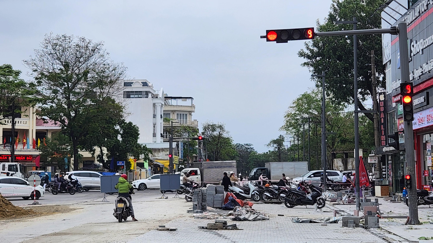 DA triển khai trên chiều dài toàn tuyến khoảng 850m, bao gồm 3 khu vực. Trong đó, khu A (từ điểm giao đường Phan Đình Phùng đến đường Nguyễn Huệ) gồm các hạng mục lát đá vỉa hè, thảm bê tông nhựa mặt đường, cải tạo hệ thống hạ tầng kỹ thuật; làm mới hệ thống điện chiếu sáng đường và vỉa hè bằng đèn Led, bố trí đèn chiếu sáng và quấn cây khi có lễ hội; đầu tư hệ thống camera quan sát; bố trí ô cây, bãi đỗ xe theo thiết kế...