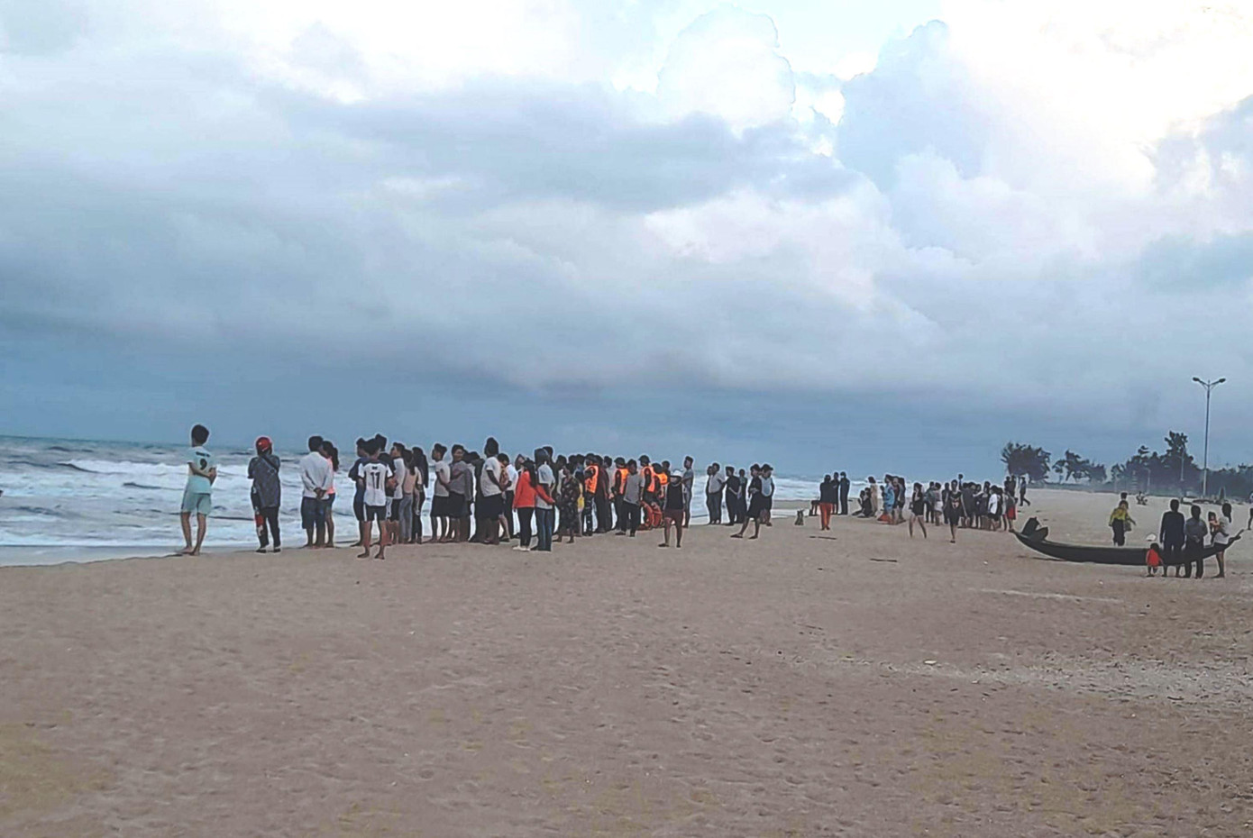 Lực lượng chức năng địa phương tổ chức cứu hộ, cứu nạn và tìm kiếm sinh viên mất tích tại biển Thuận An, TP Huế, qua nhiều giờ nhưng vẫn chưa có kết quả. Ảnh CTV Lực lượng chức năng địa phương tổ chức cứu hộ, cứu nạn và tìm kiếm sinh viên mất tích tại biển Thuận An, TP Huế, qua nhiều giờ nhưng vẫn chưa có kết quả. Ảnh CTV