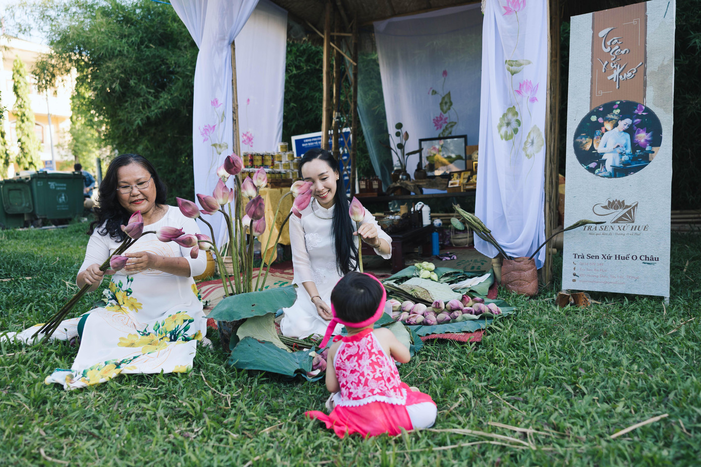 Trải nghiệm cùng ngày hội sen Huế. Ảnh: Nguyễn Đình Chiến