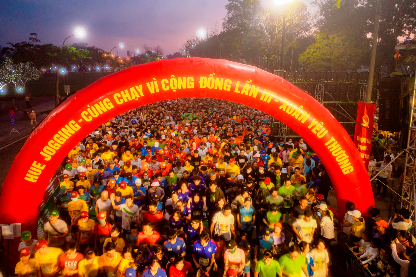 Hơn 5.000 vận động viên cùng tham gia chinh phục và trải nghiệm những cung đường thơ mộng xứ Huế. Ảnh: Đình Hoàng