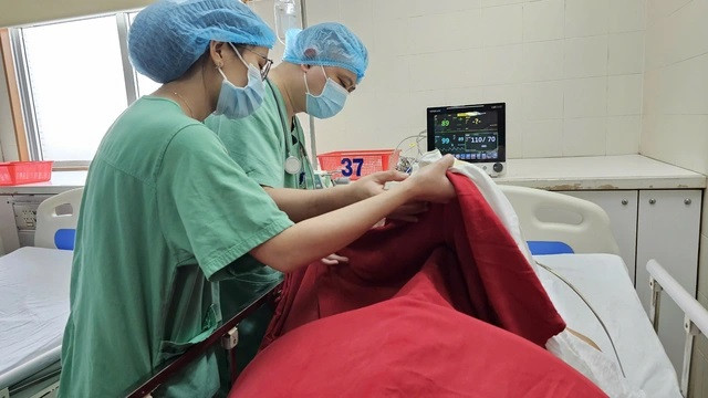 Bệnh nhân bị bỏng do điện giật được thăm khám, chăm sóc tại Bệnh viện Trung ương Huế. Ảnh: H.D