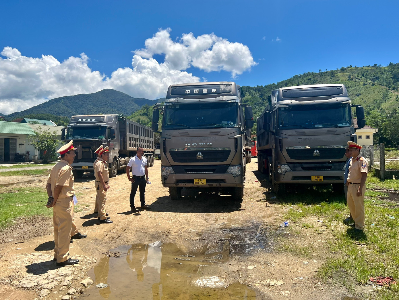 Các chủ xe sau khi bị xử lý đã cam kết chấp hành tháo dỡ phần cơi nới và đăng kiểm phương tiện trước khi tham gia giao thông tại Việt Nam.