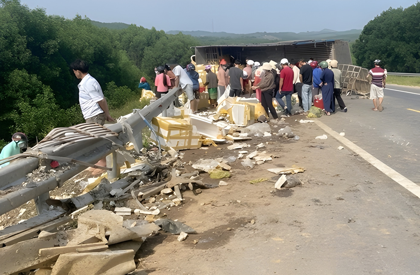 Hiện trường vụ tai nạn giao thông trên cao tốc La Sơn - Túy Loan. (Ảnh: H.P)