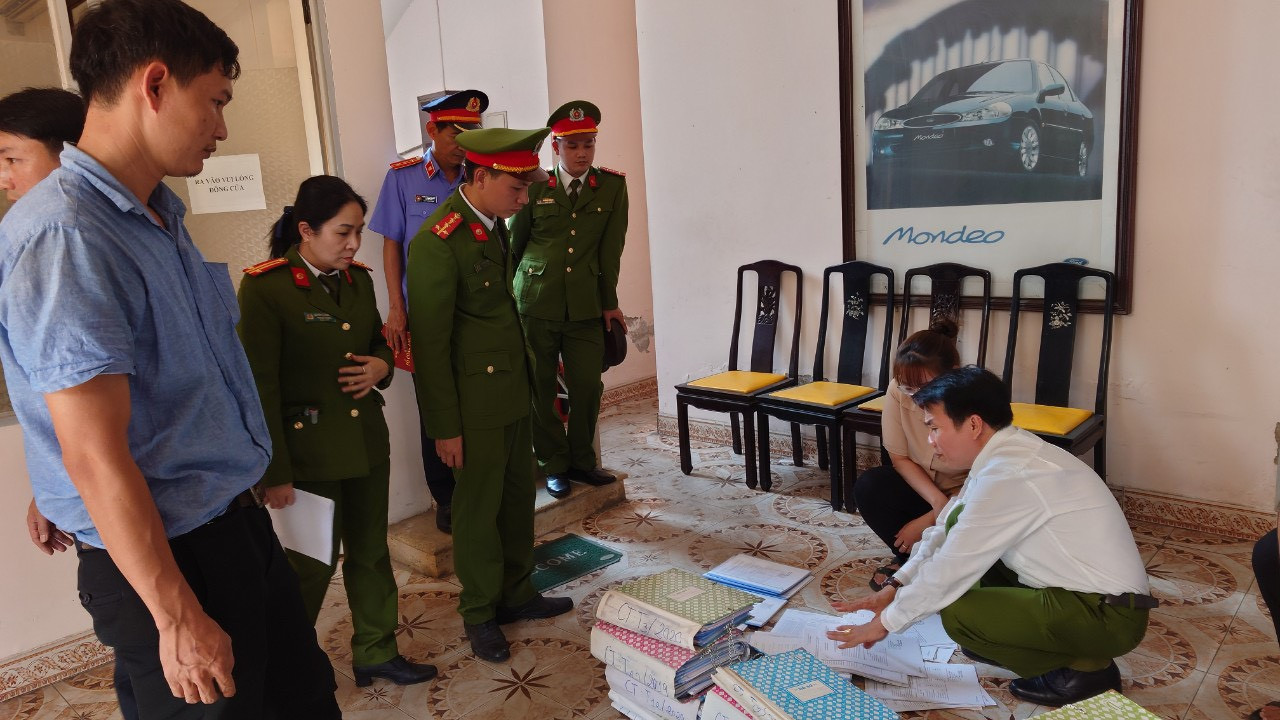 Công an kiểm tra các giấy tờ, tài liệu tại Trung tâm Đăng kiểm TT-Huế nghi liên quan đến vụ việc.