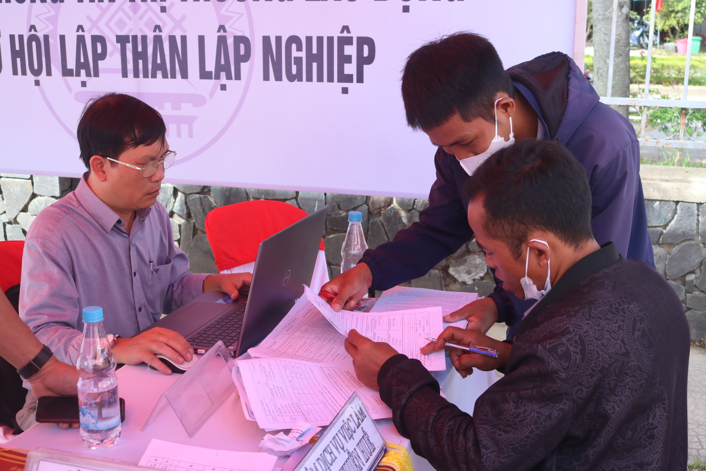 Ngày hội đã thu hút 16 đơn vị, doanh nghiệp tham gia, với nhu cầu tuyển dụng 4.117 vị trí việc làm. Ngày hội đã thu hút 16 đơn vị, doanh nghiệp tham gia, với nhu cầu tuyển dụng 4.117 vị trí việc làm.