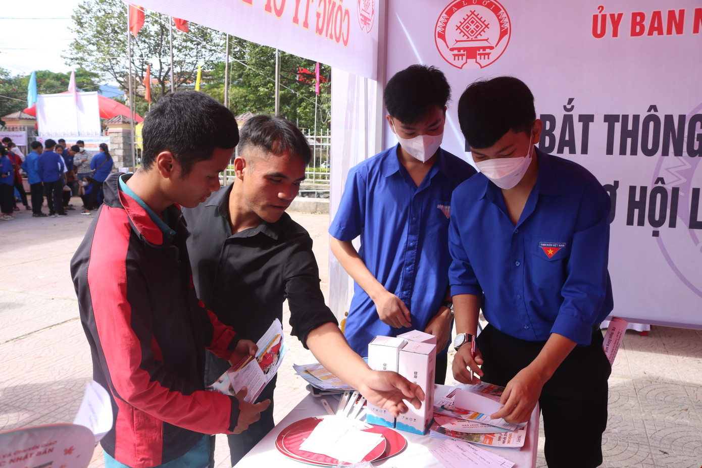 Việc tổ chức ngày hội việc làm gắn với giảm nghèo bền vững năm 2023 tại huyện vùng cao A Lưới là một trong những giải pháp hữu hiệu đảm bảo thực hiện tốt công tác an sinh xã hội địa phương. Việc tổ chức ngày hội việc làm gắn với giảm nghèo bền vững năm 2023 tại huyện vùng cao A Lưới là một trong những giải pháp hữu hiệu đảm bảo thực hiện tốt công tác an sinh xã hội địa phương.