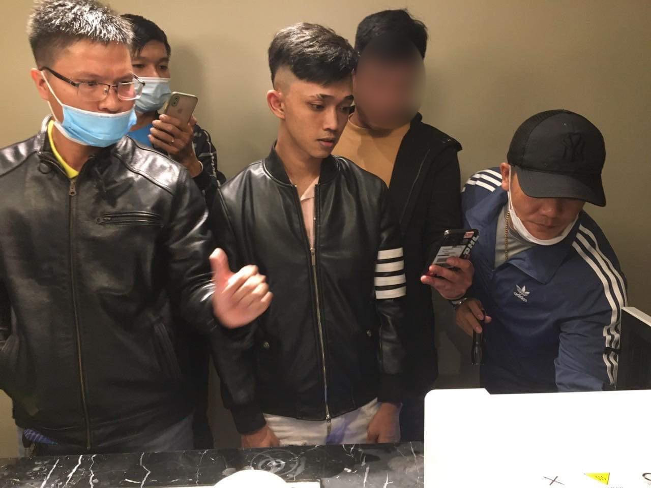 Đối tượng Nguyễn Tấn Đạt (giữa) Đối tượng Nguyễn Tấn Đạt (giữa)