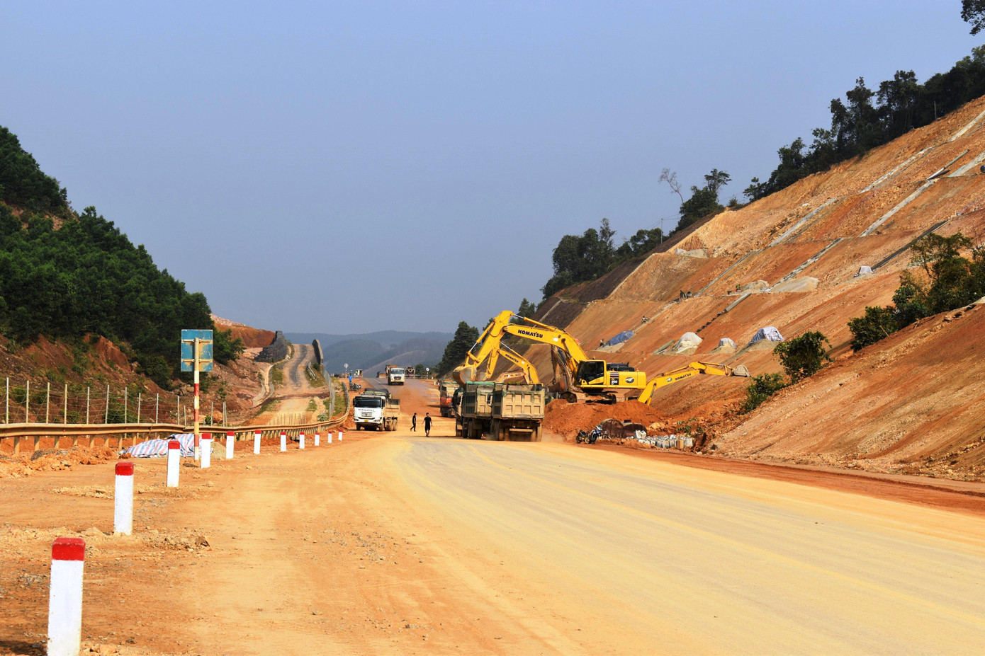 Tuyến cao tốc La Sơn - Túy Loan khởi công từ cuối năm 2013, cơ bản hoàn thành xây dựng vào năm 2019. Trải qua các khâu kiểm tra, hoàn thiện, nghiệm thu bàn giao công trình và xin ý kiến từ Bộ GTVT cùng các cơ quan liên quan, tuyến cao tốc dự kiến chính thức đưa vào khai thác vào ngày 12/4/2022. Tuy nhiên, sau mốc thời gian này, công trình vẫn chưa được khánh thành, vận hành chính thức như kế hoạch ban đầu.