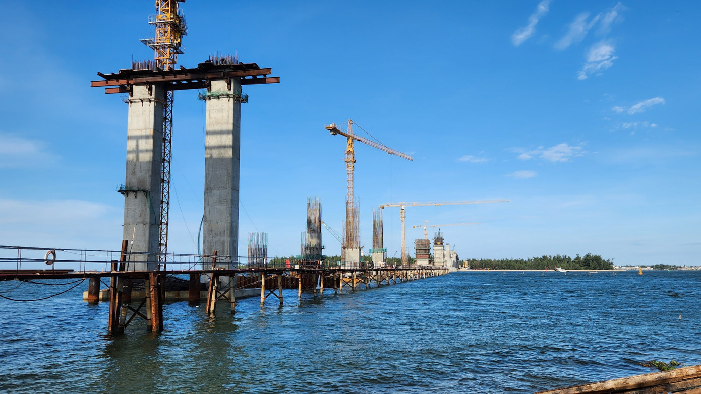 Tháng 3/2022, dự án đường ven biển và cầu qua cửa biển Thuận An nối xã Hải Dương với phường Thuận An (thành phố Huế, giai đoạn 1) được khởi công xây dựng.