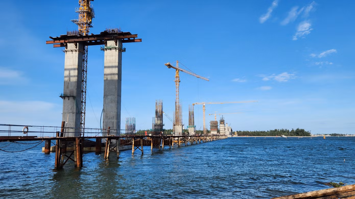 Tháng 3/2022, dự án đường ven biển và cầu qua cửa biển Thuận An nối xã Hải Dương với phường Thuận An (thành phố Huế, giai đoạn 1) được khởi công xây dựng.
