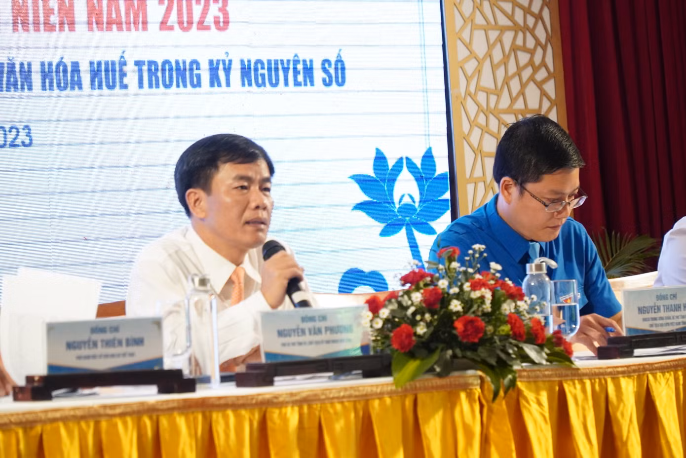 Chủ tịch UBND tỉnh Nguyễn Văn Phương đối thoại với đoàn viên, thanh niên về bảo tồn, phát huy giá trị văn hóa Huế trong kỷ nguyên số.