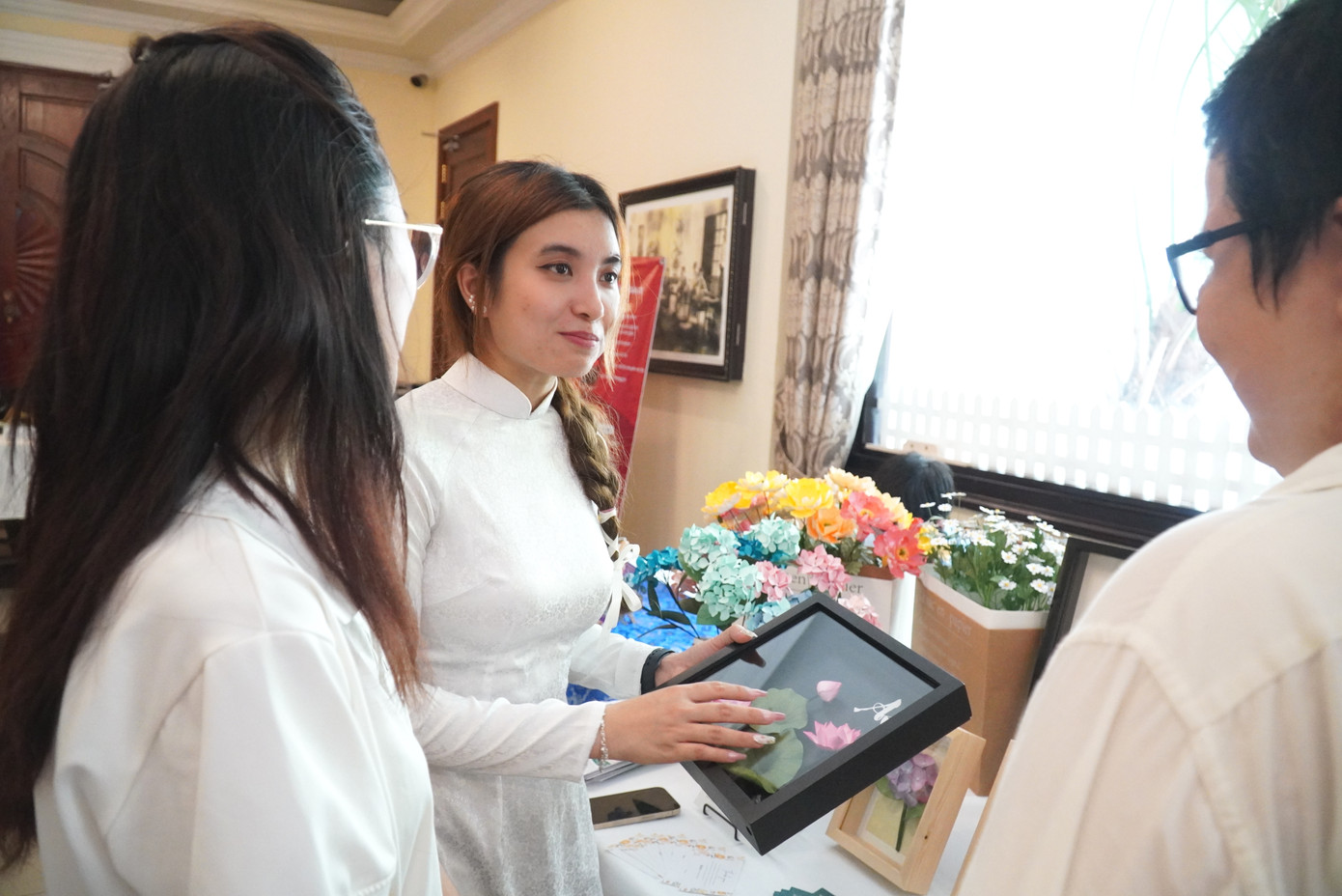 Giới thiệu sản phẩm mang đặc trưng Huế của giới trẻ địa phương. Giới thiệu sản phẩm mang đặc trưng Huế của giới trẻ địa phương.