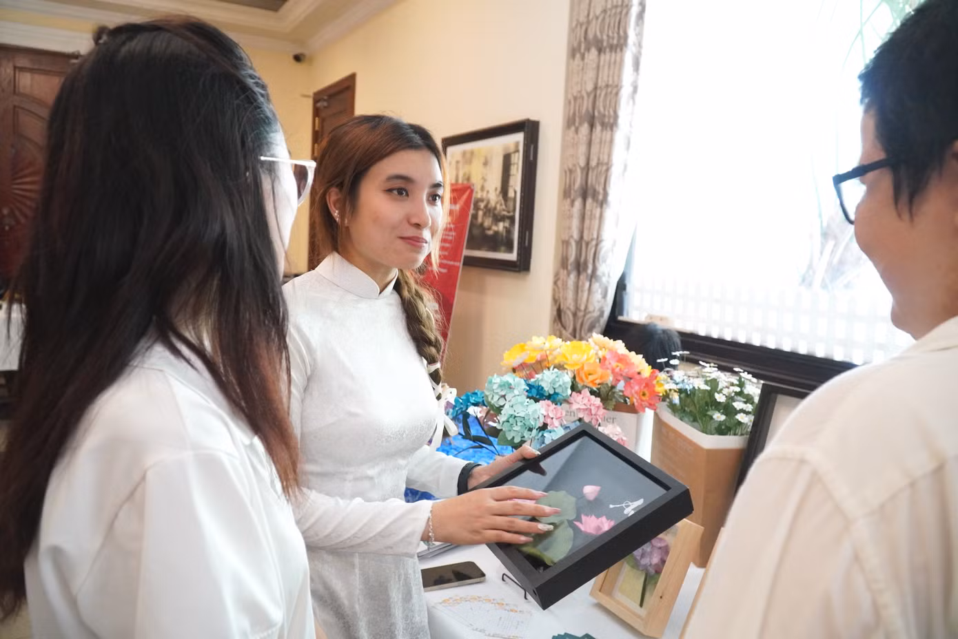Giới thiệu sản phẩm mang đặc trưng Huế của giới trẻ địa phương.