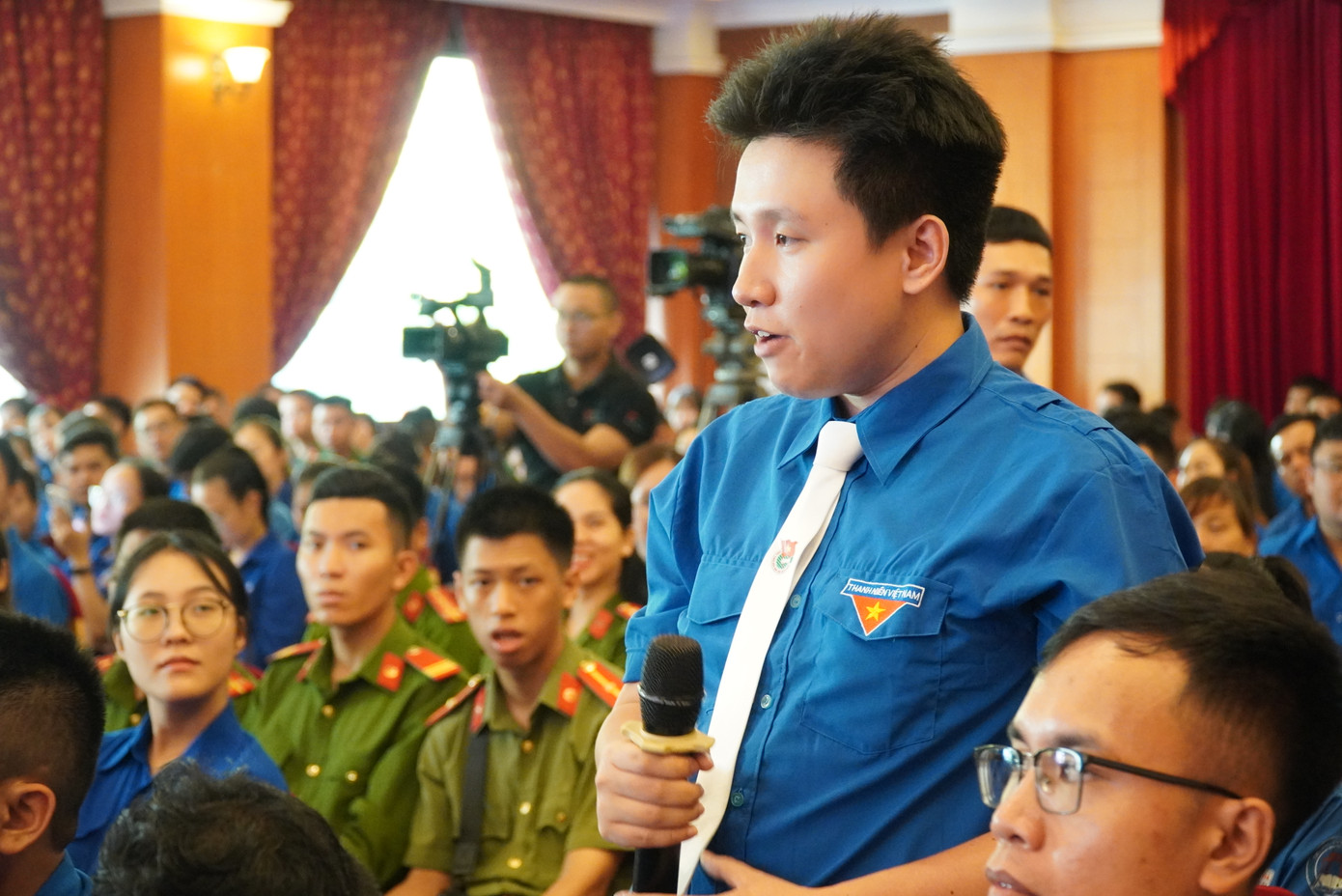 Đoàn viên, thanh niên Huế quan tâm về vấn đề xây dựng nền ẩm thực Huế theo hướng chuẩn hóa trên nền tảng văn hóa Huế. Đoàn viên, thanh niên Huế quan tâm về vấn đề xây dựng nền ẩm thực Huế theo hướng chuẩn hóa trên nền tảng văn hóa Huế.