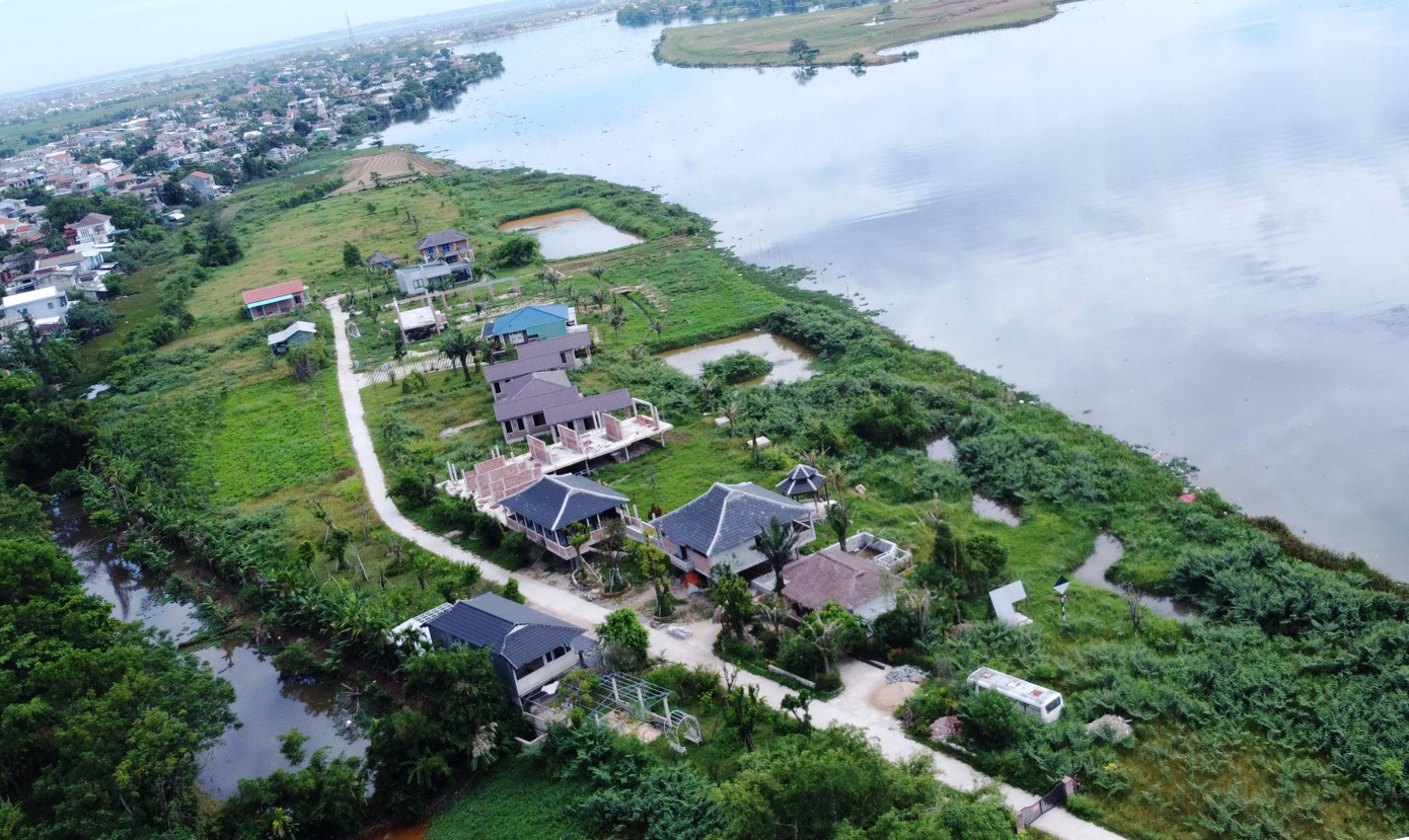 Nhìn từ trên cao, không có bóng dáng ngôi nhà vườn Huế hay sản phẩm nông nghiệp nào tại khu đất như thông tin ghi trong hồ sơ dự án. Tại khu dự án, nối tiếp nhau chạy dọc bờ sông Hương là các dãy nhà cửa bê tông xây không phép giống dạng khu biệt thự nghỉ dưỡng, hoặc sản phẩm cao cấp của dự án bất động sản