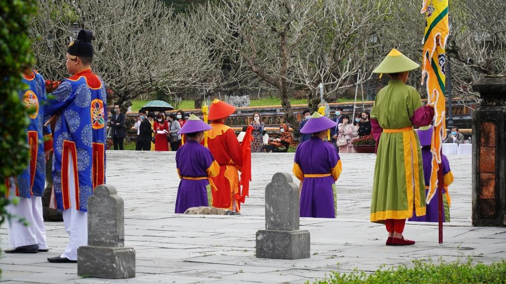 Với giải pháp tu bổ sân đại triều, biên bản thỏa thuận lưu ý bổ sung nguyên tắc các viên đá thay mới lát sân đảm bảo đồng chất liệu, hài hòa về màu sắc với các viên đá cũ xung quanh. Ảnh: Ngọc Văn Với giải pháp tu bổ sân đại triều, biên bản thỏa thuận lưu ý bổ sung nguyên tắc các viên đá thay mới lát sân đảm bảo đồng chất liệu, hài hòa về màu sắc với các viên đá cũ xung quanh. Ảnh: Ngọc Văn