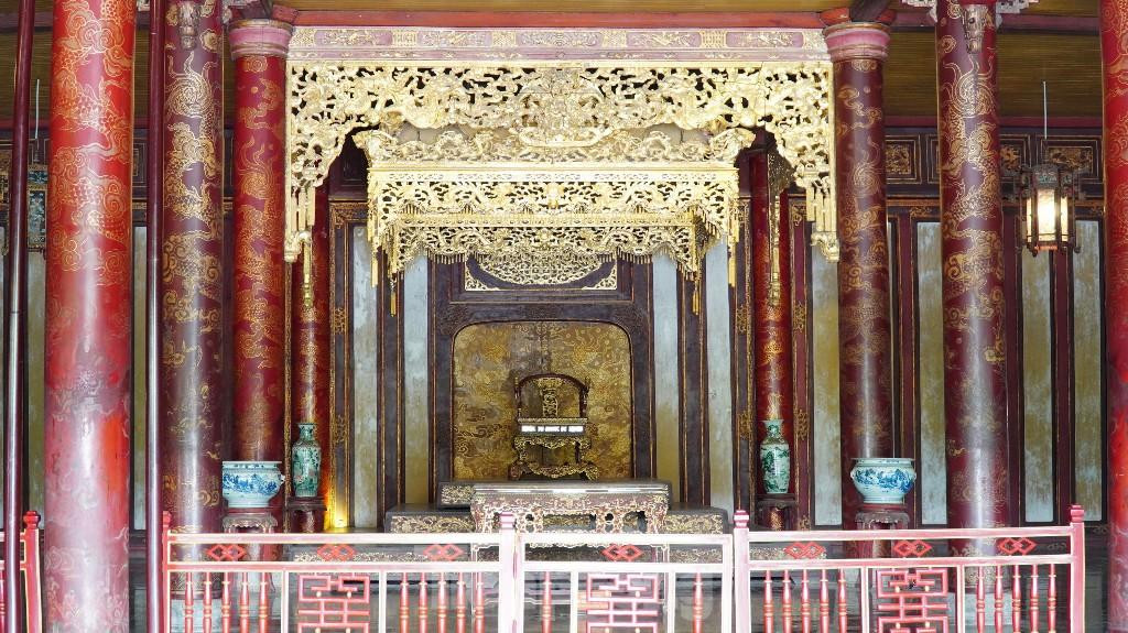 Bên trong ngôi điện đặc biệt có đặt chiếc ngai vàng dành cho nhà vua. Ảnh: Ngọc Văn Bên trong ngôi điện đặc biệt có đặt chiếc ngai vàng dành cho nhà vua. Ảnh: Ngọc Văn