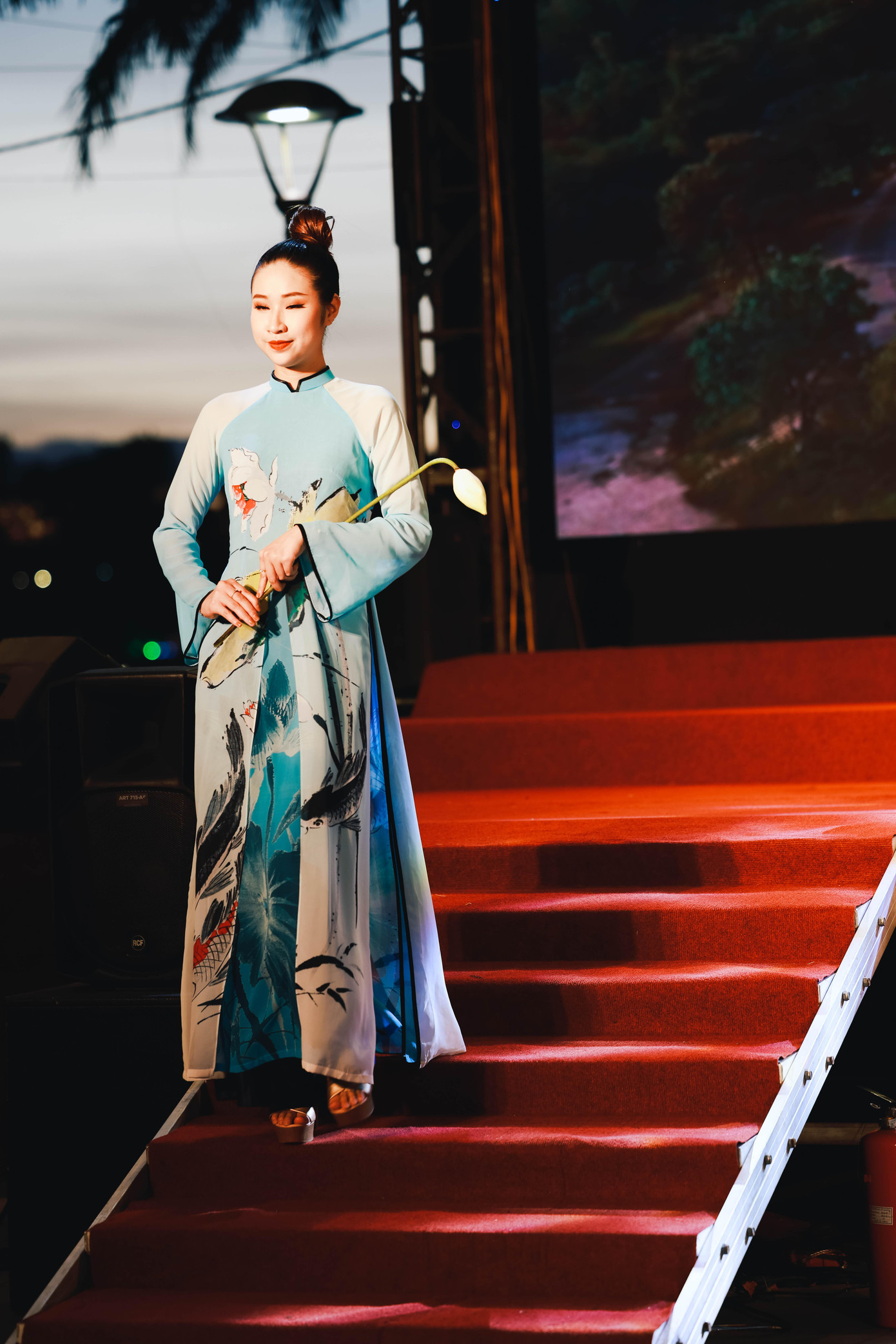 Trình diễn bộ sưu tập áo dài "Sen". Ảnh: Nguyễn Đình Chiến