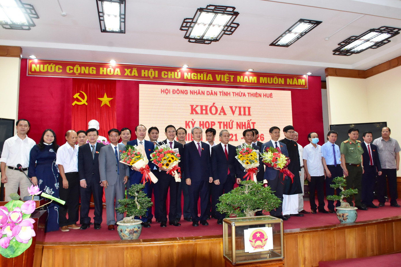 Bí thư Tỉnh ủy, Chủ tịch HĐND tỉnh TT-Huế Lê Trường Lưu (thứ 8 từ trái sang) tặng hoa chúc mừng Chủ tịch và các Phó Chủ tịch UBND tỉnh cùng 19 ủy viên UBND tỉnh TT-Huế nhiệm kỳ 2021 - 2026 Bí thư Tỉnh ủy, Chủ tịch HĐND tỉnh TT-Huế Lê Trường Lưu (thứ 8 từ trái sang) tặng hoa chúc mừng Chủ tịch và các Phó Chủ tịch UBND tỉnh cùng 19 ủy viên UBND tỉnh TT-Huế nhiệm kỳ 2021 - 2026