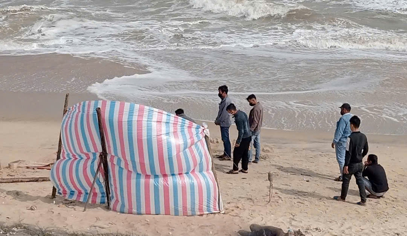 Thực hiện thủ tục khám nghiệm tử thi để phục vụ công tác điều tra. Ảnh: NDCC