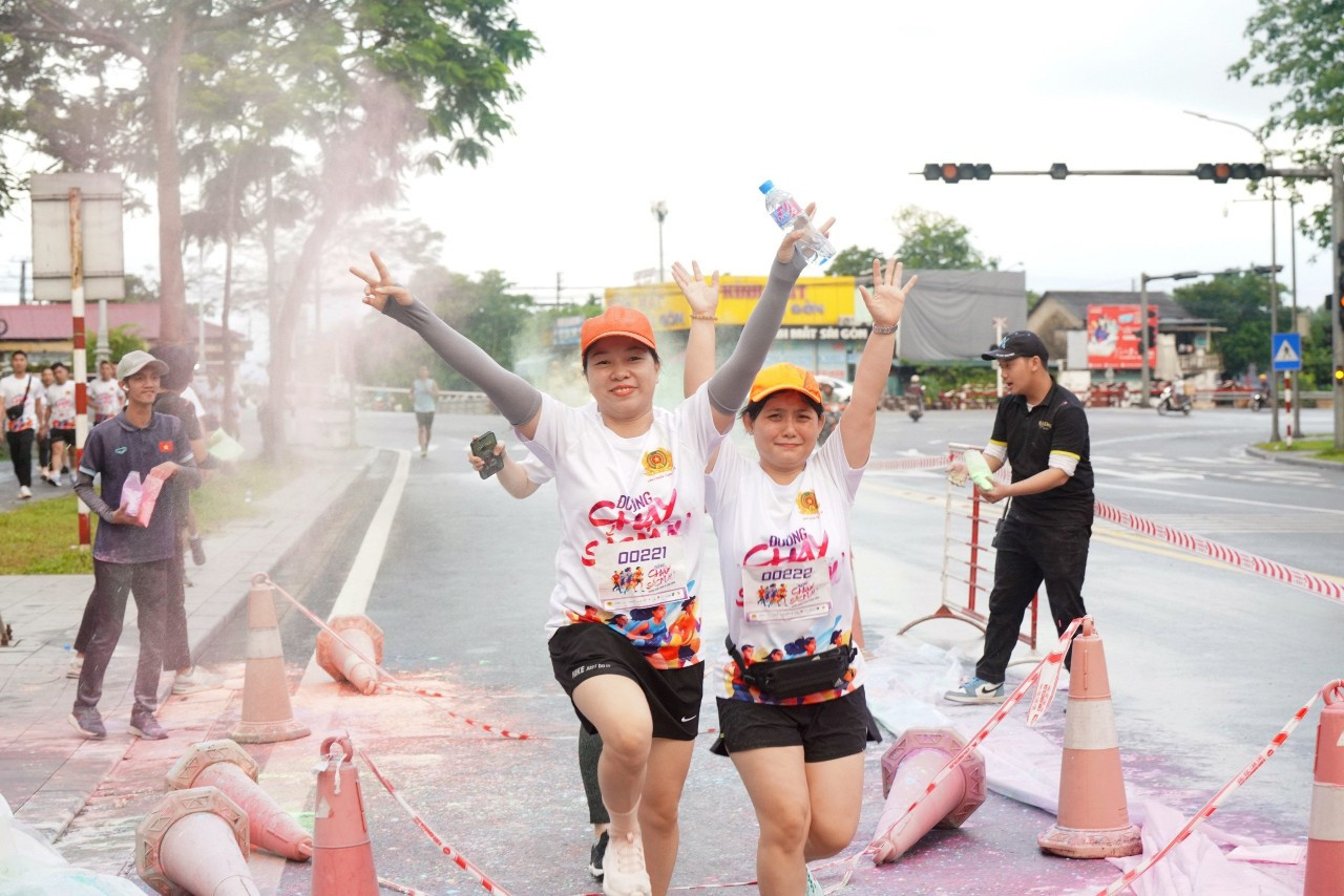 Mỗi vận động viên tham gia chương trình cùng vượt qua 4 chướng ngại vật. Tại mỗi điểm bố trí chướng ngại vật, ban tổ chức đã lắp đặt hệ thống phun 4 màu sắc khác nhau nhằm mục đích khi về đích, mỗi vận động viên đều lưu giữ 4 màu sắc trên áo tạo nên sự mới lạ, giàu cảm xúc.