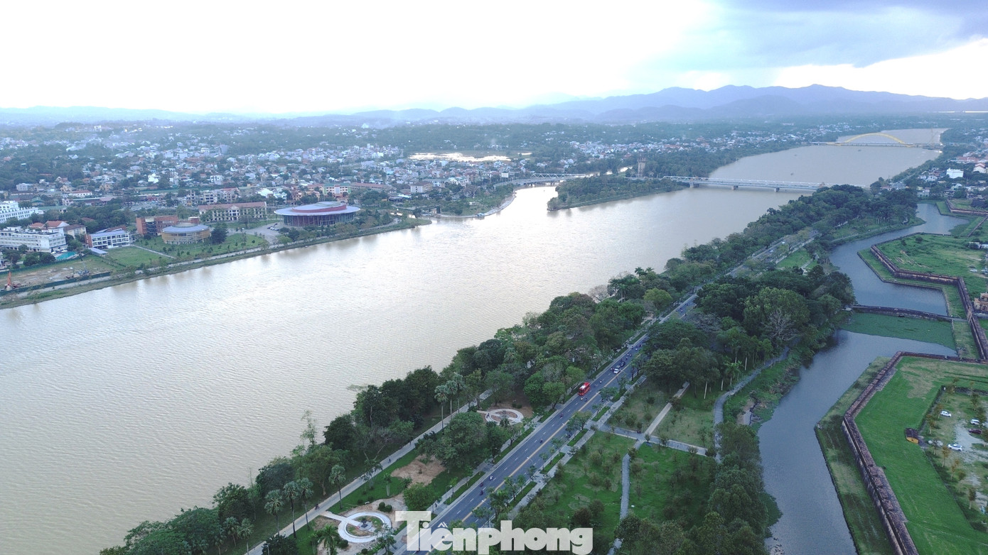 Theo Bí thư Tỉnh ủy Thừa Thiên-Huế Lê Trường Lưu, Huế lựa chọn mô hình đô thị di sản, sinh thái, cảnh quan thân thiện với môi trường và thông minh. Theo đó, sẽ không phát triển dân cư, nhà cửa mật độ cao; đồng thời, quá trình phát triển sẽ tạo điều kiện cho Huế tổ chức, bảo tồn, tôn tạo và phát huy tốt hơn các giá trị di sản đặc sắc của thế giới và cả nước. Theo Bí thư Tỉnh ủy Thừa Thiên-Huế Lê Trường Lưu, Huế lựa chọn mô hình đô thị di sản, sinh thái, cảnh quan thân thiện với môi trường và thông minh. Theo đó, sẽ không phát triển dân cư, nhà cửa mật độ cao; đồng thời, quá trình phát triển sẽ tạo điều kiện cho Huế tổ chức, bảo tồn, tôn tạo và phát huy tốt hơn các giá trị di sản đặc sắc của thế giới và cả nước.