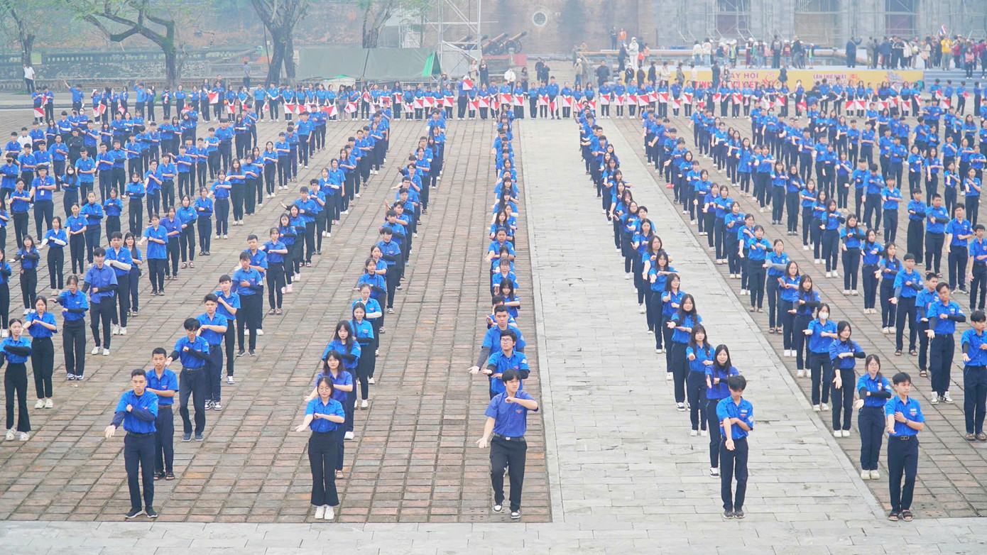 Hơn 1.000 đoàn viên, thanh niên Huế tham gia đồng diễn Semaphore.