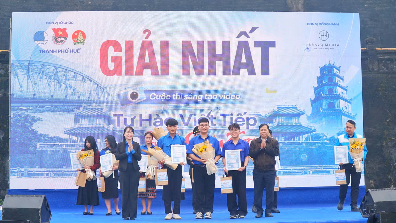 Trao giải cuộc thi sáng tạo video Tự hào viết tiếp truyền thống quê hương.