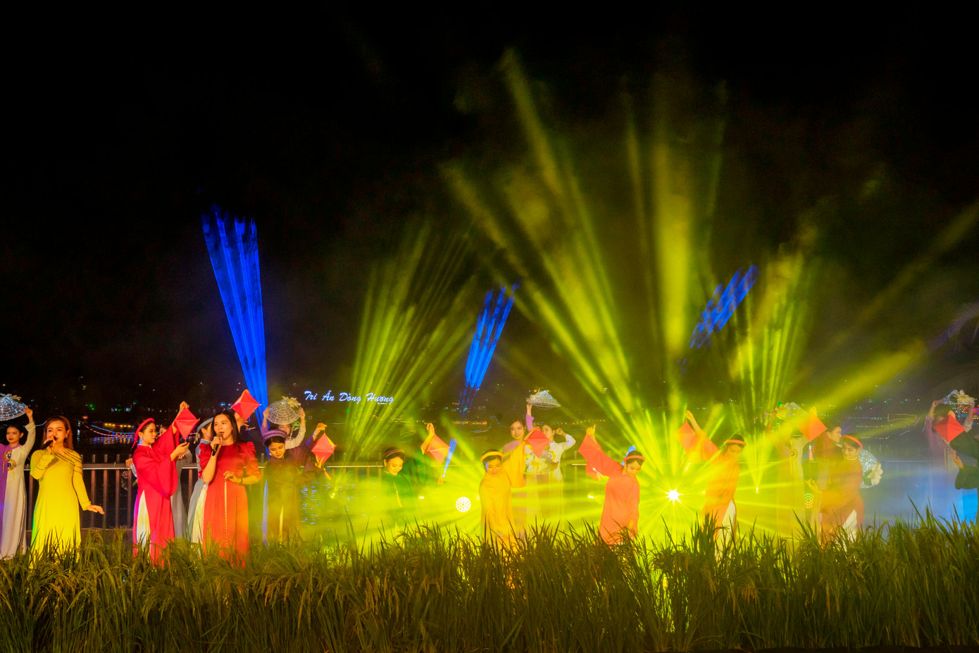 Đáng chú ý, qua hoạt động biểu diễn nghệ thuật tại chương trình “Tri ân dòng Hương” với các tiết mục ca ngợi sông Hương, ban tổ chức như muốn gửi đi thông điệp: Huế đang đổi thay từng ngày theo nhịp sống hiện đại nhưng vẫn giữ được nét truyền thống, cổ kính. Ảnh: Đ.Hoàng