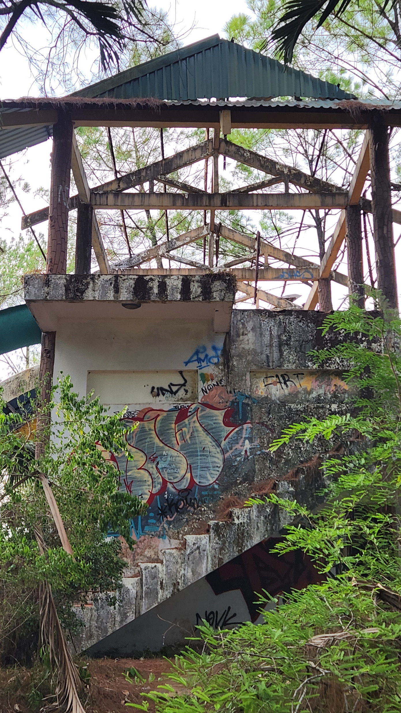 Khu nhà kết cấu bằng khung bê tông, sắt thép thuộc công viên nước bị mục nát, mất hết phần mái che. (Ảnh: Ngọc Văn)