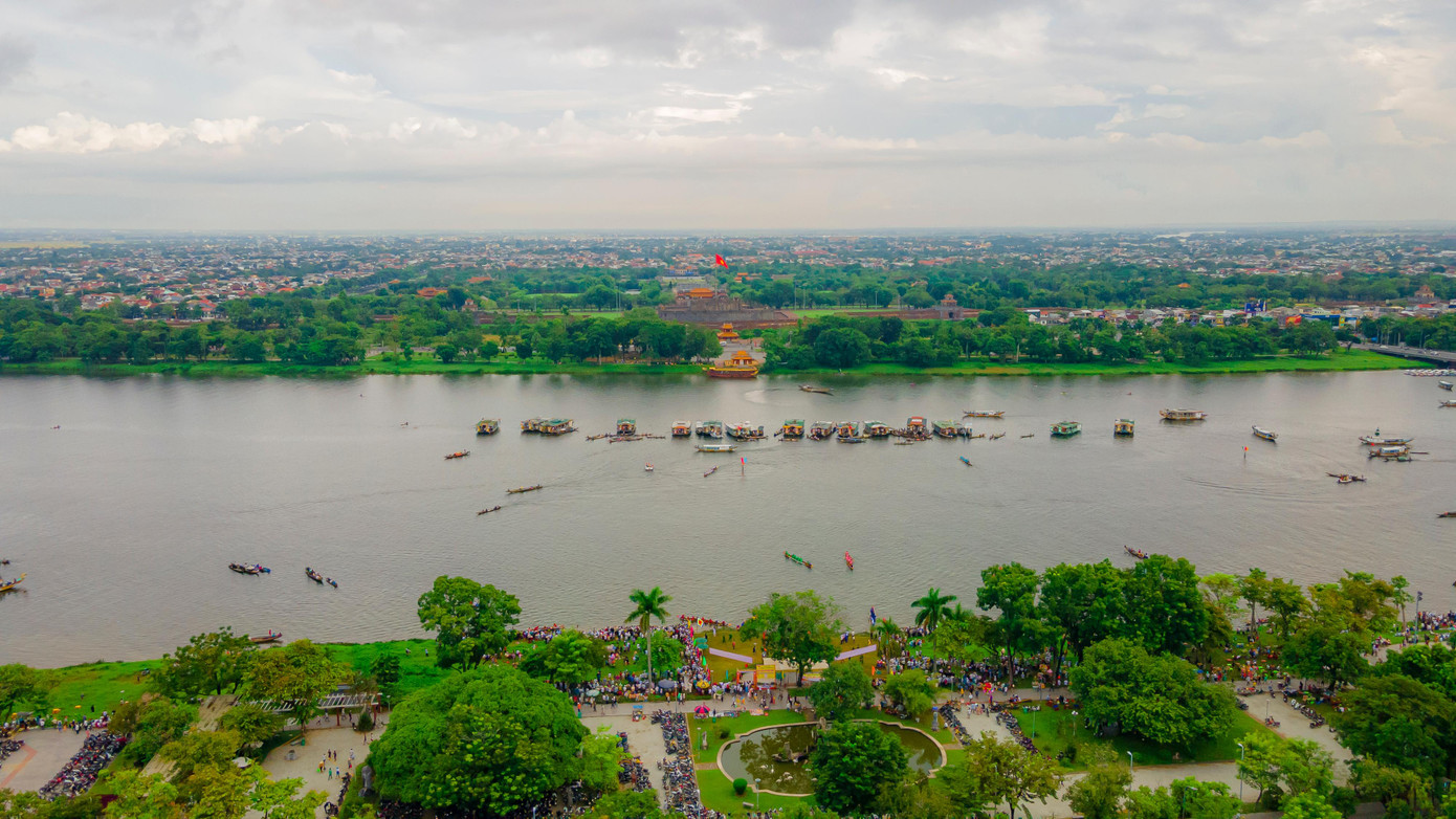 Tại đôi bờ sông Hương đoạn qua trung tâm TP. Huế, hàng nghìn người dân và du khách đã tập trung về để cổ vũ, động viên các đội đua.