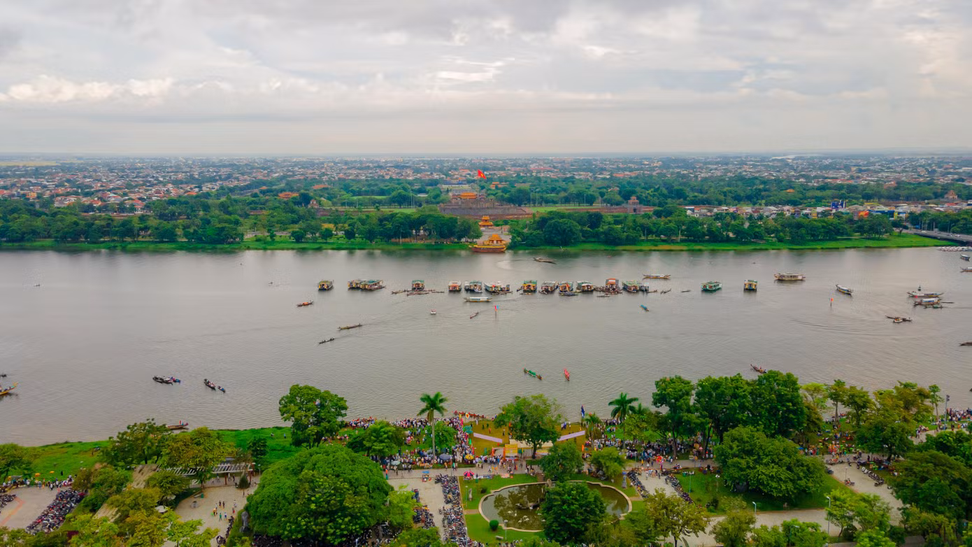 Tại đôi bờ sông Hương đoạn qua trung tâm TP. Huế, hàng nghìn người dân và du khách đã tập trung về để cổ vũ, động viên các đội đua. Tại đôi bờ sông Hương đoạn qua trung tâm TP. Huế, hàng nghìn người dân và du khách đã tập trung về để cổ vũ, động viên các đội đua.