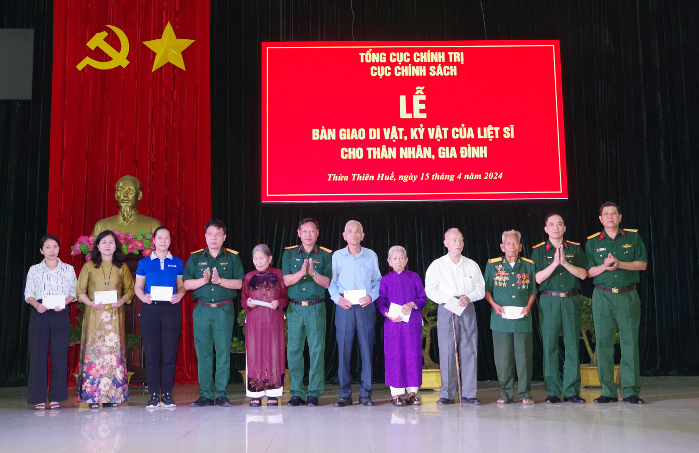 Tặng quà cho Anh hùng lực lượng vũ trang nhân dân và thân nhân người có công tiêu biểu trên địa bàn tỉnh TT-Huế. Tặng quà cho Anh hùng lực lượng vũ trang nhân dân và thân nhân người có công tiêu biểu trên địa bàn tỉnh TT-Huế.